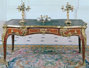 Louis XV bureau-plat, ormolu kandelabre og blækstand, slutningen af 1700-tallet (egefineret med kongetræ)